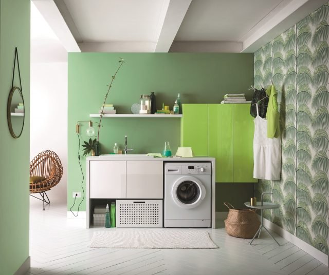 Nella composizione #29 della collezione Bolle by Arbi Arredobagno sono abbinati al mobile bianco lucido in cui alloggia la lavatrice pensili verde Twiggi lucido. Lo spazio lavanderia è attrezzato anche con lavabo, tavoletta in multistrato di betulla e carrello in lamiera bianca. La composizione misura L 235,2 x P 63/20,8 cm e costa 2.740,19 euro. www.arbiarredobagno.it Nella composizione #29 della collezione Bolle by Arbi Arredobagno sono abbinati al mobile bianco lucido in cui alloggia la lavatrice pensili verde Twiggi lucido. Lo spazio lavanderia è attrezzato anche con lavabo, tavoletta in multistrato di betulla e carrello in lamiera bianca. La composizione misura L 235,2 x P 63/20,8 cm e costa 2.740,19 euro. www.arbiarredobagno.it