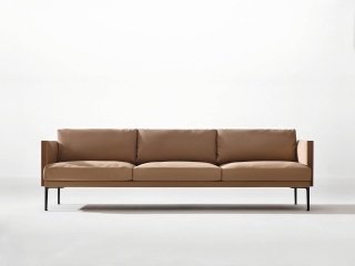 Il rivestimento dei braccioli e dello schienale è privo di cuciture, merito di un’innovazione produttiva che dà ancora maggiore evidenza alla linea leggera e slanciata. Steeve di Arper nella misura L 243 x P 77 x H 83 cm costa a partire da 4.143 euro. Il rivestimento dei braccioli e dello schienale è privo di cuciture, merito di un’innovazione produttiva che dà ancora maggiore evidenza alla linea leggera e slanciata. Steeve di Arper nella misura L 243 x P 77 x H 83 cm costa a partire da 4.143 euro.