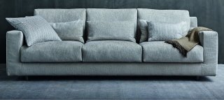 Design, forma ed ergonomia sono i suoi punti di forza, grazie anche allo schienale che sostiene in modo ottimale l’appoggio del capo. Borgonuovo di Flou a tre posti misura L 250 x P 100 x H 84 cm e con rivestimento in tessuto categoria base costa 3.690 euro. Design, forma ed ergonomia sono i suoi punti di forza, grazie anche allo schienale che sostiene in modo ottimale l’appoggio del capo. Borgonuovo di Flou a tre posti misura L 250 x P 100 x H 84 cm e con rivestimento in tessuto categoria base costa 3.690 euro.