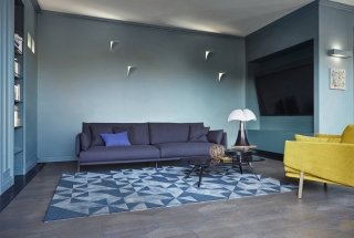 Tre posti confortevole con gambe in metallo verniciato disponibili in grigio antracite, bianco, tortora, amaranto o nero, colori che possono essere scelti in contrasto rispetto al rivestimento, in pelle o in tessuto. Structure di Bonaldo misura L 260 x P 90 x H 85 e nella versione base costa 2.965 euro. Tre posti confortevole con gambe in metallo verniciato disponibili in grigio antracite, bianco, tortora, amaranto o nero, colori che possono essere scelti in contrasto rispetto al rivestimento, in pelle o in tessuto. Structure di Bonaldo misura L 260 x P 90 x H 85 e nella versione base costa 2.965 euro.