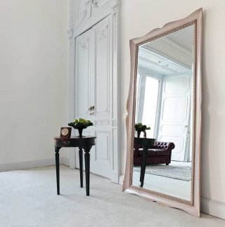 Con cornice in legno intagliata, la specchiera Marte di Tonin Casa (www.tonincasa.it) è proposta in finitura laccata colorata o essenza naturale; misura L 100 x H 200 cm e costa 1.153 euro. Con cornice in legno intagliata, la specchiera Marte di Tonin Casa (www.tonincasa.it) è proposta in finitura laccata colorata o essenza naturale; misura L 100 x H 200 cm e costa 1.153 euro.