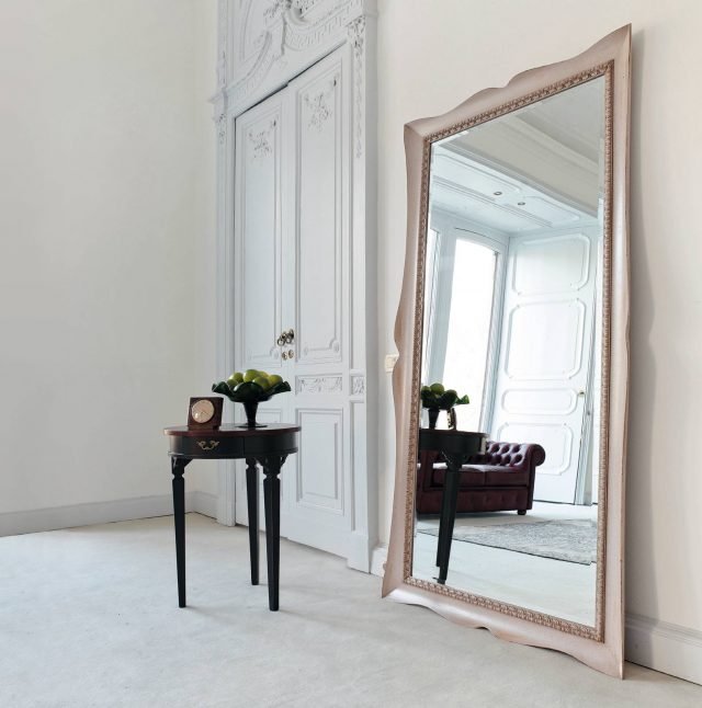 Con cornice in legno intagliata, la specchiera Marte di Tonin Casa (www.tonincasa.it) è proposta in finitura laccata colorata o essenza naturale; misura L 100 x H 200 cm e costa 1.153 euro. Con cornice in legno intagliata, la specchiera Marte di Tonin Casa (www.tonincasa.it) è proposta in finitura laccata colorata o essenza naturale; misura L 100 x H 200 cm e costa 1.153 euro.