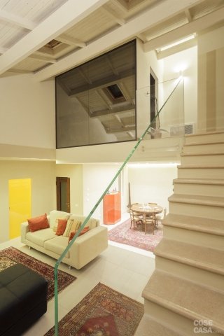 Scala rettilinea in muratura con parapetto vetrato trasparente. Foto di Michele Mascalzoni. Scala rettilinea in muratura con parapetto vetrato trasparente. Foto di Michele Mascalzoni.