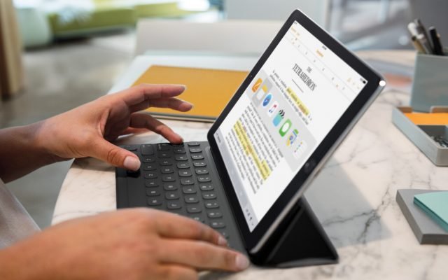 L’iPad Pro da 9,7" racchiude, in poco meno di 500 grammi di peso e 6,1 mm di spessore, un innovativo display Retina Pro con una luminosità superiore, una gamma di colori più ampia e una minore riflettività, la modalità Night Shift e la nuova tecnologia True Tone per la regolazione dinamica del bilanciamento del bianco. Offre, inoltre, prestazioni incredibili grazie al chip A9X a 64 bit, che nulla ha da invidiare alla maggior parte dei PC portatili, oltre a un sistema audio a quattro altoparlanti due volte più potente, una nuova fotocamera iSight da 12 megapixel per scattare Live Photos e girare video 4K, una videocamera FaceTime HD da 5 megapixel e tecnologie wireless più veloci. l sistema audio a quattro altoparlanti offre un suono stereo potente, nitido e ricco, con un output audio oltre due volte superiore. L’iPad Pro supporta anche la rivoluzionaria Apple Pencil e la Smart Keyboard che garantiscono livelli straordinari di precisione e funzionalità per iPad Pro. Gli evoluti sensori della Apple Pencil misurano sia la pressione che l’inclinazione, per un’esperienza di disegno e scrittura del tutto naturale. La nuova Smart Keyboard è una tastiera dal design sottile e robusto, che non deve essere ricaricata né sincronizzata via Bluetooth e si trasforma facilmente in Smart Cover per proteggere il dispositivo. Prezzo: 689 euro per il modello Wi-Fi da 32GB e 839 euro per il modello Wi-Fi + Cellular da 32GB. Apple Pencil è disponibile a 109 euro e Smart Keyboard da 169 euro. www.apple.com L’iPad Pro da 9,7" racchiude, in poco meno di 500 grammi di peso e 6,1 mm di spessore, un innovativo display Retina Pro con una luminosità superiore, una gamma di colori più ampia e una minore riflettività, la modalità Night Shift e la nuova tecnologia True Tone per la regolazione dinamica del bilanciamento del bianco. Offre, inoltre, prestazioni incredibili grazie al chip A9X a 64 bit, che nulla ha da invidiare alla maggior parte dei PC portatili, oltre a un sistema audio a quattro altoparlanti due volte più potente, una nuova fotocamera iSight da 12 megapixel per scattare Live Photos e girare video 4K, una videocamera FaceTime HD da 5 megapixel e tecnologie wireless più veloci. l sistema audio a quattro altoparlanti offre un suono stereo potente, nitido e ricco, con un output audio oltre due volte superiore. L’iPad Pro supporta anche la rivoluzionaria Apple Pencil e la Smart Keyboard che garantiscono livelli straordinari di precisione e funzionalità per iPad Pro. Gli evoluti sensori della Apple Pencil misurano sia la pressione che l’inclinazione, per un’esperienza di disegno e scrittura del tutto naturale. La nuova Smart Keyboard è una tastiera dal design sottile e robusto, che non deve essere ricaricata né sincronizzata via Bluetooth e si trasforma facilmente in Smart Cover per proteggere il dispositivo. Prezzo: 689 euro per il modello Wi-Fi da 32GB e 839 euro per il modello Wi-Fi + Cellular da 32GB. Apple Pencil è disponibile a 109 euro e Smart Keyboard da 169 euro. www.apple.com