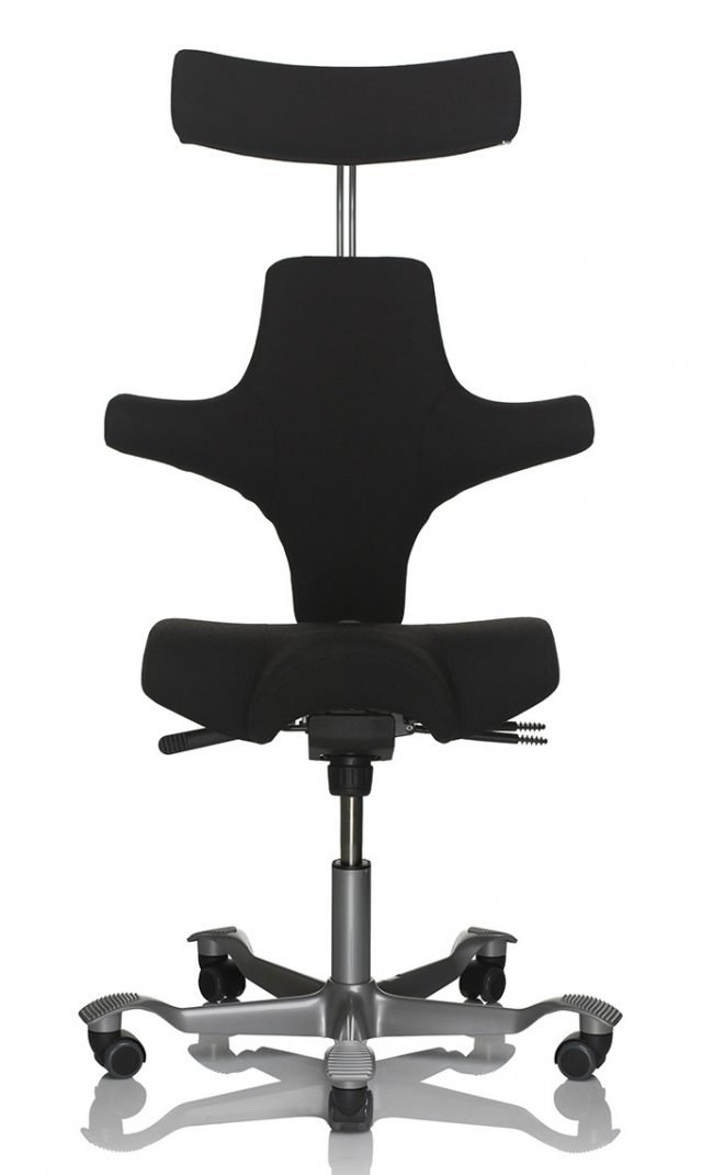 La sedia ergonomica Capisco 8107 di HAG è fornita di sedile, schienale e poggiatesta. L'altezza del sedile a forma di sella è regolabile fino a una posizione di seduta assimilabile allo stare in piedi, che permette una maggiore dinamicità di movimento senza nulla togliere all'equilibrio. L'altezza e la profondità della seduta sono regolabili, così come l'altezza dello schienale. La resistenza all'inclinazione è regolabile e può essere bloccata. Il poggiatesta garantisce riposo e sostegno a spalle, collo e testa. La distanza tra lo schienale e il poggiatesta consente una maggiore libertà di movimento. Il tessuto Xtreme è un tessuto in poliestere con trama crepe, estremamente elastico e dotato di un'eccezionale capacità di resistenza al fuoco. Seduta conforme al d.lgs 81, ex 626 e conforme alla direttiva EN 1335. Prezzo: 1.219 euro. www.hag-global.com. In vendita su www.arredatutto.com La sedia ergonomica Capisco 8107 di HAG è fornita di sedile, schienale e poggiatesta. L'altezza del sedile a forma di sella è regolabile fino a una posizione di seduta assimilabile allo stare in piedi, che permette una maggiore dinamicità di movimento senza nulla togliere all'equilibrio. L'altezza e la profondità della seduta sono regolabili, così come l'altezza dello schienale. La resistenza all'inclinazione è regolabile e può essere bloccata. Il poggiatesta garantisce riposo e sostegno a spalle, collo e testa. La distanza tra lo schienale e il poggiatesta consente una maggiore libertà di movimento. Il tessuto Xtreme è un tessuto in poliestere con trama crepe, estremamente elastico e dotato di un'eccezionale capacità di resistenza al fuoco. Seduta conforme al d.lgs 81, ex 626 e conforme alla direttiva EN 1335. Prezzo: 1.219 euro. www.hag-global.com. In vendita su www.arredatutto.com
