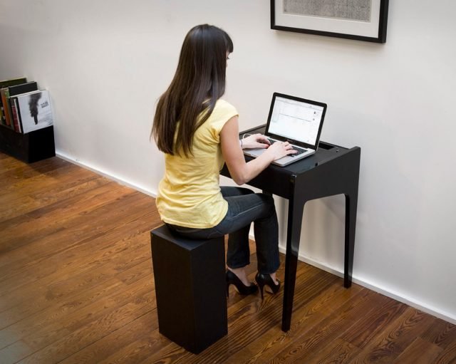 La Boite Concept LD120 Wi-Fi è una tavolino con speaker integrati, realizzata ispirandosi al design anni ’60, che permette di ascoltare musica dal proprio PC, guardare film e video con un’alta qualità del suono. Per connettersi basta collegare la rete Wi-Fi o il cavo USB direttamente al computer per trasformare lo scrittoio in un vero e proprio stereo. Potenza amplificatore: 130 W. Prezzo: 1.289,94 euro. www.laboiteconcept.com. In vendita su www.arredatutto.com La Boite Concept LD120 Wi-Fi è una tavolino con speaker integrati, realizzata ispirandosi al design anni ’60, che permette di ascoltare musica dal proprio PC, guardare film e video con un’alta qualità del suono. Per connettersi basta collegare la rete Wi-Fi o il cavo USB direttamente al computer per trasformare lo scrittoio in un vero e proprio stereo. Potenza amplificatore: 130 W. Prezzo: 1.289,94 euro. www.laboiteconcept.com. In vendita su www.arredatutto.com