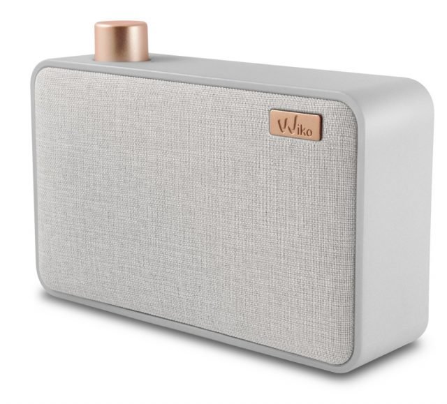 Molto utile lo speaker wireless WiSHAKE, dal design compatto e facilmente trasportabile con soli 160 grammi di peso. Si caratterizza per il rivestimento in tessuto disponibile nelle colorazioni grey, khaki o silver, con il pulsante color rame. Un unico pulsante per ogni comando: dall’accensione, al volume, alla pausa, fino alla connessione Bluetooth 4.0. Progettato per portare la musica sempre con sé, grazie alla batteria ricaricabile da 520mAh che assicura no a 6 ore di musica, la funzione di spegnimento automatico invece, se non viene utilizzato per 30 minuti, assicura il risparmio di energia. Prezzo: 59,99 euro. www.wikomobile.com Molto utile lo speaker wireless WiSHAKE, dal design compatto e facilmente trasportabile con soli 160 grammi di peso. Si caratterizza per il rivestimento in tessuto disponibile nelle colorazioni grey, khaki o silver, con il pulsante color rame. Un unico pulsante per ogni comando: dall’accensione, al volume, alla pausa, fino alla connessione Bluetooth 4.0. Progettato per portare la musica sempre con sé, grazie alla batteria ricaricabile da 520mAh che assicura no a 6 ore di musica, la funzione di spegnimento automatico invece, se non viene utilizzato per 30 minuti, assicura il risparmio di energia. Prezzo: 59,99 euro. www.wikomobile.com