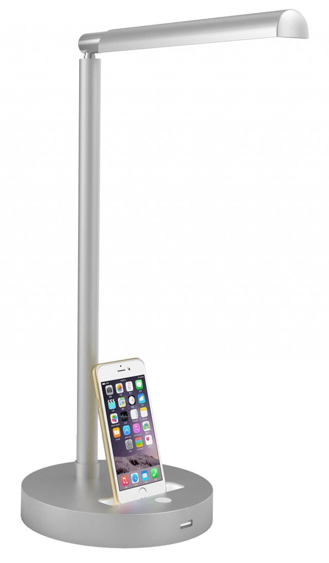 Lampada LED da tavolo con docking station per iPhone 5/6 con connettore Lighting. Luce LED 7W, 3000K 600LM. Controllo touch. Porta 21.A USB per la ricarica di tutti gli iPhone, iPad, iPod e la maggior parte degli smartphone. Corpo in alluminio con finitura Silver. Dimensioni: L 15 x P 27 x H 41 cm. Prezzo: 149,90 euro. www.nodis-italia.it Lampada LED da tavolo con docking station per iPhone 5/6 con connettore Lighting. Luce LED 7W, 3000K 600LM. Controllo touch. Porta 21.A USB per la ricarica di tutti gli iPhone, iPad, iPod e la maggior parte degli smartphone. Corpo in alluminio con finitura Silver. Dimensioni: L 15 x P 27 x H 41 cm. Prezzo: 149,90 euro. www.nodis-italia.it
