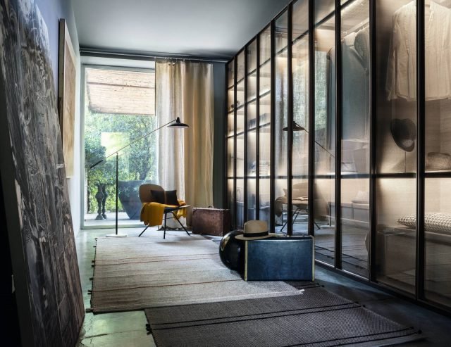 Materiali ricercati e aspetto contemporaneo distinguono l’armadio Dandy (Officinadesign Lema), con ante a battente dal frame perimetrale in metallo verniciato bronzo e pannelli in vetro trasparente o serigrafato dall’elegante effetto garzato, che richiama lo stile orientale, disponibili anche con un raffinato rivestimento decorativo tessile. Gli interni offrono svariati accessori organizzativi, tra cui scarpiera in vetro con luce incorporata, teca con top in vetro e vassoio estraibile a scomparti in ecopelle, ripiani in vetro. Materiali ricercati e aspetto contemporaneo distinguono l’armadio Dandy (Officinadesign Lema), con ante a battente dal frame perimetrale in metallo verniciato bronzo e pannelli in vetro trasparente o serigrafato dall’elegante effetto garzato, che richiama lo stile orientale, disponibili anche con un raffinato rivestimento decorativo tessile. Gli interni offrono svariati accessori organizzativi, tra cui scarpiera in vetro con luce incorporata, teca con top in vetro e vassoio estraibile a scomparti in ecopelle, ripiani in vetro.