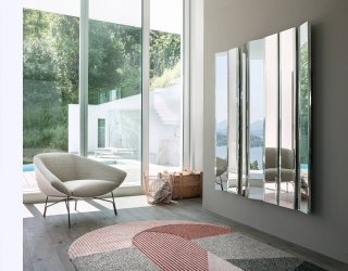 I moduli di Mirage di Lema (www.lemamobili.com), disegnati da Tokujin Yoshioka, hanno i profili molati che ricordano le lavorazioni classiche; un modulo misura L 18 x H 150 e costa 357 euro. I moduli di Mirage di Lema (www.lemamobili.com), disegnati da Tokujin Yoshioka, hanno i profili molati che ricordano le lavorazioni classiche; un modulo misura L 18 x H 150 e costa 357 euro.