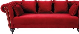 Il tessuto sofisticato ed elegante è messo in risalto da borchie color argento. Piedini bombati in legno in tinta completano l’effetto d’insieme. Carmen di Maisons du Monde misura L 207 x P 102 x H 76 cm e costa 899,90 euro. Il tessuto sofisticato ed elegante è messo in risalto da borchie color argento. Piedini bombati in legno in tinta completano l’effetto d’insieme. Carmen di Maisons du Monde misura L 207 x P 102 x H 76 cm e costa 899,90 euro.