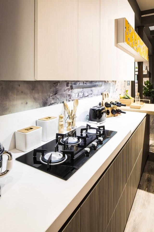 cucina Arrex bicolor con colonne e pensili in laminato castoro e basi bianco opaco cucina Arrex bicolor con colonne e pensili in laminato castoro e basi bianco opaco