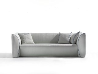 Ampie proporzioni e volumi decisi, per l'imbottito le cui linee morbide sono evidenziate dalla fettuccia a contrasto. Da scegliere in oltre 110 colori. Parentesi di Luca Boffi nella misura L 195 cm x P 95 cm x H 83 cm, con tessuto base A costa 3.383 euro. Ampie proporzioni e volumi decisi, per l'imbottito le cui linee morbide sono evidenziate dalla fettuccia a contrasto. Da scegliere in oltre 110 colori. Parentesi di Luca Boffi nella misura L 195 cm x P 95 cm x H 83 cm, con tessuto base A costa 3.383 euro.