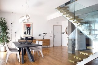 Scala a giorno, a due rampe, con parapetto vetrato e pedate in legno Foto di Federico Baroni. Scala a giorno, a due rampe, con parapetto vetrato e pedate in legno Foto di Federico Baroni.