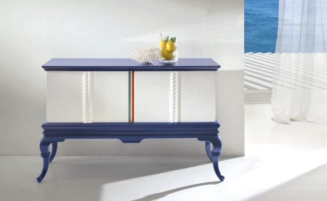 A due ante laccate, priva di maniglie e con particolari in pelle, la credenza in stile eclettico, design Statilio Ubiali, è assolutamente originale. Della coll. Capri di Rozzoni la madia misura L 131 x P 46 x H 89 cm. Prezzo su richiesta. A due ante laccate, priva di maniglie e con particolari in pelle, la credenza in stile eclettico, design Statilio Ubiali, è assolutamente originale. Della coll. Capri di Rozzoni la madia misura L 131 x P 46 x H 89 cm. Prezzo su richiesta.