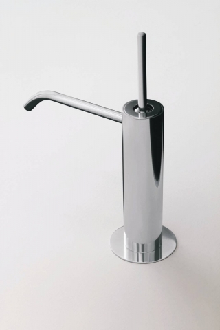 Tre cilindrici di sezioni diverse
danno forma a Colibrì di Fantini
(design Angeletti & Ruzza), il miscelatore monoforo per lavabo, in finitura cromo. Prezzo da rivenditore.