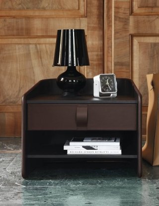 comodino Gentleman di Flou in legno rivestito in pelle comodino Gentleman di Flou in legno rivestito in pelle