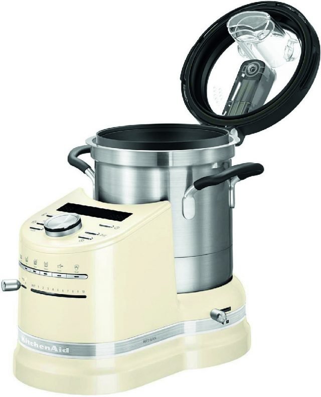 L'apparecchio raggiunge un riscaldamento fino a 140 °C ed è quindi adatto anche a rosolare carni, pesci e verdure.● Cook Processor Artisan di KitchenAid
Il recipiente di cottura del robot è fra i più capienti della sua
categoria: la ciotola contiene fino a 4,5 litri di preparazione.
Molto curato nel design, è disponibile in una vastissima gamma
di colori. Costa 793 euro. L'apparecchio raggiunge un riscaldamento fino a 140 °C ed è quindi adatto anche a rosolare carni, pesci e verdure.● Cook Processor Artisan di KitchenAid
Il recipiente di cottura del robot è fra i più capienti della sua
categoria: la ciotola contiene fino a 4,5 litri di preparazione.
Molto curato nel design, è disponibile in una vastissima gamma
di colori. Costa 793 euro.
