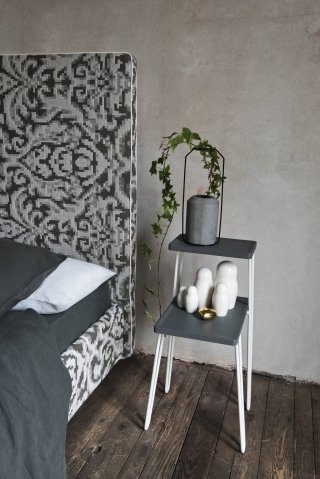 comodino LC 48 di Letti & Co con struttura in tondino di acciaio verniciato bianco e noce comodino LC 48 di Letti & Co con struttura in tondino di acciaio verniciato bianco e noce