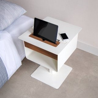 comodino Nomad di Spell con presa di corrente integrata in acciaio colorato e legno comodino Nomad di Spell con presa di corrente integrata in acciaio colorato e legno