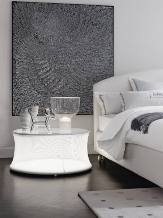 comodino Pulsar Large di Natevo in tubolare di acciaio con Led sulla base e piano in vetro comodino Pulsar Large di Natevo in tubolare di acciaio con Led sulla base e piano in vetro