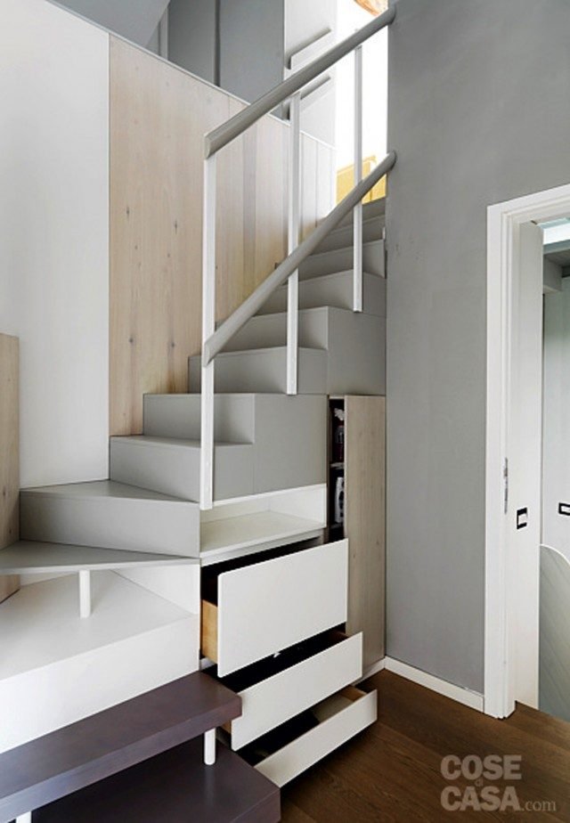 Scala con struttura in legno, dotata di gradini sfruttati come cassetti e di mini vano guardaroba Scala con struttura in legno, dotata di gradini sfruttati come cassetti e di mini vano guardaroba