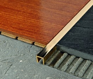 In ottone, naturale, lucido oppure cromato, Procanal di Progress Profiles è il listello da interporre tra gli elementi
del rivestimento. Decora e permette
di raccordare in modo elegante - e corretto tecnicamente - collezioni e materiali diversi.