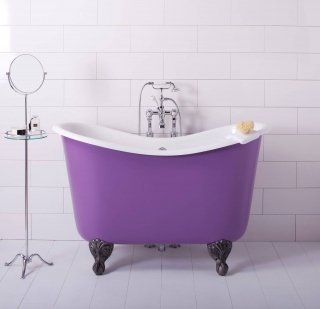 Vasca Tubby Too di Albion Bath Company con piedini e verniciata di viola per bagno piccolo Vasca Tubby Too di Albion Bath Company con piedini e verniciata di viola per bagno piccolo