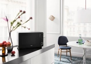 Grazie all’assenza del piatto girevole il microonde ExtraSpace di Whirlpool offre lo spazio di cottura di un 30 litri nell’ingombro di un 25 litri. Con potenza di 800 watt, ha menù AutoCook che permette di preparare nove ricette preimpostate, attivabili al semplice tocco di un pulsante e grill al quarzo che assicura una perfetta doratura con effetto gratin. Misura L49xP42,6xH32 cm. Prezzo 229 euro. www.whirlpool.it Grazie all’assenza del piatto girevole il microonde ExtraSpace di Whirlpool offre lo spazio di cottura di un 30 litri nell’ingombro di un 25 litri. Con potenza di 800 watt, ha menù AutoCook che permette di preparare nove ricette preimpostate, attivabili al semplice tocco di un pulsante e grill al quarzo che assicura una perfetta doratura con effetto gratin. Misura L49xP42,6xH32 cm. Prezzo 229 euro. www.whirlpool.it