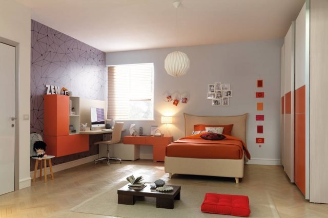 YC309 di Moretti Compact è la cameretta in cui trovano posto il letto imbottito con la testata Hug rivestita in ecopelle effetto vintage colore crema e l'armadio scorrevole Slider personalizzabile. La zona studio è composta da una serie di wallbox a giorno e chiusi da ante colorate che fungono da punto di appoggio per la scrivania. Le strutture sono realizzate in larice laccato mattone e bianco. L'armadio misura L 287,5 x P 66,7 x H 258 cm. www.moretticompact.it YC309 di Moretti Compact è la cameretta in cui trovano posto il letto imbottito con la testata Hug rivestita in ecopelle effetto vintage colore crema e l'armadio scorrevole Slider personalizzabile. La zona studio è composta da una serie di wallbox a giorno e chiusi da ante colorate che fungono da punto di appoggio per la scrivania. Le strutture sono realizzate in larice laccato mattone e bianco. L'armadio misura L 287,5 x P 66,7 x H 258 cm. www.moretticompact.it
