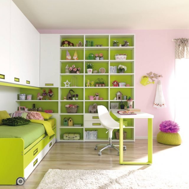 KC402 di Moretti Compact è la soluzione ad angolo per la cameretta corredata del letto Space su ruote dotato di comodi cassetti. L'armadio a ponte, con la struttura in frassino bianco e dettagli laccati verde cedro, ha due profondità per sfruttare al meglio lo spazio disponibile. La scrivania a penisola si appoggia alla libreria da un lato e dall'altro si regge sulla cornice in metallo laccato Form che non appesantisce la struttura. Misura L 295 x P 287 x H 258 cm. www.moretticompact.it KC402 di Moretti Compact è la soluzione ad angolo per la cameretta corredata del letto Space su ruote dotato di comodi cassetti. L'armadio a ponte, con la struttura in frassino bianco e dettagli laccati verde cedro, ha due profondità per sfruttare al meglio lo spazio disponibile. La scrivania a penisola si appoggia alla libreria da un lato e dall'altro si regge sulla cornice in metallo laccato Form che non appesantisce la struttura. Misura L 295 x P 287 x H 258 cm. www.moretticompact.it