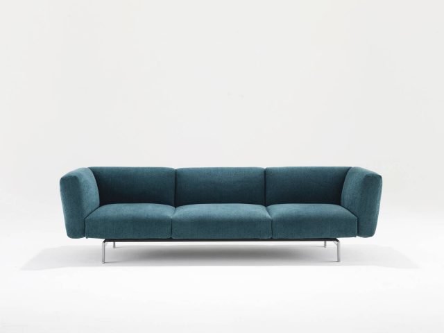 Avio Sofa System di Knoll è il divano, design Piero Lissoni, nella nuova versione più compatta che ha la seduta con una nuova profondità di 85 cm. É disponibile a due, tre o quattro posti; la struttura poggia su quattro sottili piedini in metallo. www.knoll.com Avio Sofa System di Knoll è il divano, design Piero Lissoni, nella nuova versione più compatta che ha la seduta con una nuova profondità di 85 cm. É disponibile a due, tre o quattro posti; la struttura poggia su quattro sottili piedini in metallo. www.knoll.com