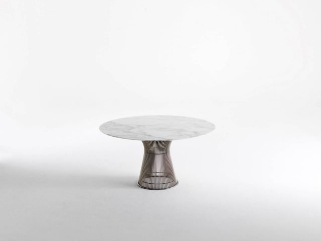 Platner di Knoll è il tavolo da pranzo nella versione con il piano rotondo realizzato in pregiato marmo; la base è formata da una struttura scultorea disponibile nelle finiture nickel, bronzo e placcato oro. É un arredo dal fascino intramontabile, un classico del design. www.knoll.com Platner di Knoll è il tavolo da pranzo nella versione con il piano rotondo realizzato in pregiato marmo; la base è formata da una struttura scultorea disponibile nelle finiture nickel, bronzo e placcato oro. É un arredo dal fascino intramontabile, un classico del design. www.knoll.com