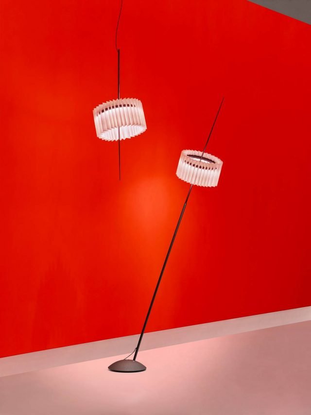 Ringelpiez di Ingo Maurer GmbH è la lampada nelle nuove versioni, da terra e a sospensione, che può essere arricchita da un paralume removibile in carta plissettata acquistabile separatamente. All'interno dell'anello in alluminio è alloggiata la fonte luminosa che permette di orientare la luce sia verso terra sia verso il soffitto. Nella versione a sospensione il cavo è regolabile per adattarsi alle diverse altezze degli ambienti; in quella da terra l'asta è estensibile fino a 210 cm. www.ingo-maurer.com Ringelpiez di Ingo Maurer GmbH è la lampada nelle nuove versioni, da terra e a sospensione, che può essere arricchita da un paralume removibile in carta plissettata acquistabile separatamente. All'interno dell'anello in alluminio è alloggiata la fonte luminosa che permette di orientare la luce sia verso terra sia verso il soffitto. Nella versione a sospensione il cavo è regolabile per adattarsi alle diverse altezze degli ambienti; in quella da terra l'asta è estensibile fino a 210 cm. www.ingo-maurer.com