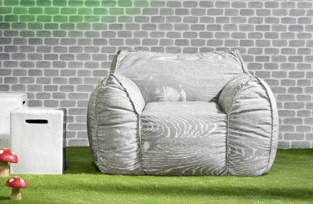 Inout 419 di Gervasoni è la nuova poltrona interamente rivestita in tessuto idrorepellente a stampa digitale che si ispira alla texture del legno nei toni del grigio chiaro; è sfoderabile. Può essere usata sia all'interno sia all'esterno, infatti è imbottita in polistirolo e poliuretano espanso idrorepellente. Misura L 143 x P 115 x H 80 cm. www.gervasoni1882.it Inout 419 di Gervasoni è la nuova poltrona interamente rivestita in tessuto idrorepellente a stampa digitale che si ispira alla texture del legno nei toni del grigio chiaro; è sfoderabile. Può essere usata sia all'interno sia all'esterno, infatti è imbottita in polistirolo e poliuretano espanso idrorepellente. Misura L 143 x P 115 x H 80 cm. www.gervasoni1882.it