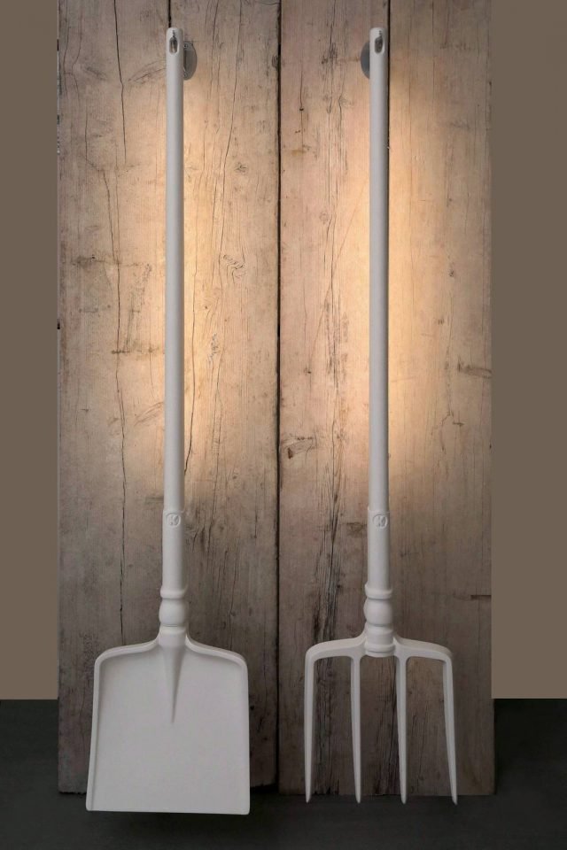 Ia Ia O di Karman è la nuova lampada da terra outdoor, design Matteo Ugolini, con una forma divertente e ironica che ricorda quella di una vanga e di un rastrello, i tipici attrezzi della vita agreste. La struttura è interamente realizzata in poliuretano bianco; lungo il manico, posteriormente, corre una striscia a Led che illumina direttamente le superfici all'esterno. www.karmanitalia.it Ia Ia O di Karman è la nuova lampada da terra outdoor, design Matteo Ugolini, con una forma divertente e ironica che ricorda quella di una vanga e di un rastrello, i tipici attrezzi della vita agreste. La struttura è interamente realizzata in poliuretano bianco; lungo il manico, posteriormente, corre una striscia a Led che illumina direttamente le superfici all'esterno. www.karmanitalia.it