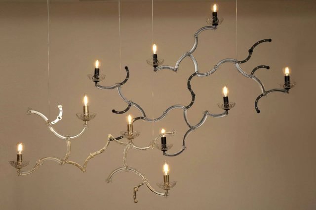 Ghebo di Karman è la nuova lampada a sospensione bidimensionale, design Luca De Bona e Dario De Meo, estremamente scenografica, che reinterpreta i sontuosi modelli settecenteschi: ha uno scheletro formato da sottili bracci in metallo realizzati con moduli piatti in ferro dorato e tagliato al laser e con moduli in vetro di Murano. Rosette e bobeches in cristallo di Boemia impreziosiscono la struttura; la presenza di viti, fori e bulloni aggiunge un tocco contemporaneo. www.karmanitalia.it Ghebo di Karman è la nuova lampada a sospensione bidimensionale, design Luca De Bona e Dario De Meo, estremamente scenografica, che reinterpreta i sontuosi modelli settecenteschi: ha uno scheletro formato da sottili bracci in metallo realizzati con moduli piatti in ferro dorato e tagliato al laser e con moduli in vetro di Murano. Rosette e bobeches in cristallo di Boemia impreziosiscono la struttura; la presenza di viti, fori e bulloni aggiunge un tocco contemporaneo. www.karmanitalia.it