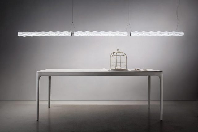 Hugo di Slamp è la nuova lampada a sospensione con un insolito sviluppo orizzontale; la forma originale e l'aspetto piacevolmente setoso la rendono molto decorativa. Il diffusore è realizzato in Lentiflex® bianco, un tecnoplimero stampato, che garantisce un effetto cangiante. É possibile affiancare più moduli, per mezzo dei cavi regolabili in dotazione, per creare composizioni scenografiche. Misura ø 9 x H 100 cm. www.slamp.com Hugo di Slamp è la nuova lampada a sospensione con un insolito sviluppo orizzontale; la forma originale e l'aspetto piacevolmente setoso la rendono molto decorativa. Il diffusore è realizzato in Lentiflex® bianco, un tecnoplimero stampato, che garantisce un effetto cangiante. É possibile affiancare più moduli, per mezzo dei cavi regolabili in dotazione, per creare composizioni scenografiche. Misura ø 9 x H 100 cm. www.slamp.com