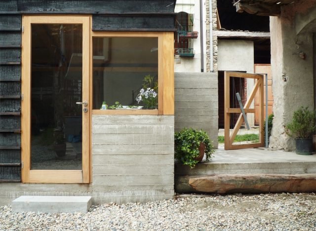 WOOD AND THE DOG di StudioErrante Architetture: il capanno, con le sue dimensioni irrisorie include in sé una serie di funzioni che si esplicitano in altrettante soluzioni formali, da legnaia per lo stoccaggio della legna da ardere per il sistema di riscaldamento dell’ abitazione
a zona di lavoro e servizio all’area esterna della casa a zona di riparo e di interazione tra interno ed esterno del cortile. WOOD AND THE DOG di StudioErrante Architetture: il capanno, con le sue dimensioni irrisorie include in sé una serie di funzioni che si esplicitano in altrettante soluzioni formali, da legnaia per lo stoccaggio della legna da ardere per il sistema di riscaldamento dell’ abitazione
a zona di lavoro e servizio all’area esterna della casa a zona di riparo e di interazione tra interno ed esterno del cortile.