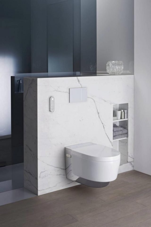 water bidet 2 in 1 Geberit AquaClean Mera dotato di un pratico telecomando intuitivo water bidet 2 in 1 Geberit AquaClean Mera dotato di un pratico telecomando intuitivo