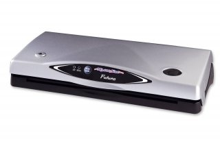 E’ pratica da utilizzare Futura di Magic Vac grazie alla barra lunga 30 cm e alla parte inferiore asportabile brevettata e lavabile anche in lavastoviglie. Offre la possibilità di ciclo completamente automatico o manuale per evitare lo schiacciamento dei cibi fragili. Ha capacità del vuoto di 800 mbar. Misura L 39xP15xH8 cm. Prezzo 129,90 euro. www.flaemnuova.it E’ pratica da utilizzare Futura di Magic Vac grazie alla barra lunga 30 cm e alla parte inferiore asportabile brevettata e lavabile anche in lavastoviglie. Offre la possibilità di ciclo completamente automatico o manuale per evitare lo schiacciamento dei cibi fragili. Ha capacità del vuoto di 800 mbar. Misura L 39xP15xH8 cm. Prezzo 129,90 euro. www.flaemnuova.it