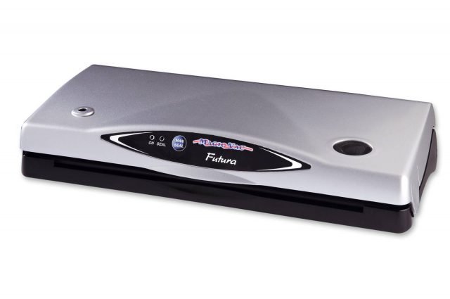 E’ pratica da utilizzare Futura di Magic Vac grazie alla barra lunga 30 cm e alla parte inferiore asportabile brevettata e lavabile anche in lavastoviglie. Offre la possibilità di ciclo completamente automatico o manuale per evitare lo schiacciamento dei cibi fragili. Ha capacità del vuoto di 800 mbar. Misura L 39xP15xH8 cm. Prezzo 129,90 euro. www.flaemnuova.it E’ pratica da utilizzare Futura di Magic Vac grazie alla barra lunga 30 cm e alla parte inferiore asportabile brevettata e lavabile anche in lavastoviglie. Offre la possibilità di ciclo completamente automatico o manuale per evitare lo schiacciamento dei cibi fragili. Ha capacità del vuoto di 800 mbar. Misura L 39xP15xH8 cm. Prezzo 129,90 euro. www.flaemnuova.it