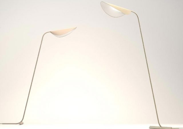 Plume di Oluce è la nuova lampada da tavolo e da terra, disegnata da Christophe Pillet, con un design estremamente leggero e elegante che si rifà ai modelli dello stile Liberty rivisitati in chiave contemporanea. La struttura è realizzata in metallo e l'illuminazione avviene per mezzo di tecnologie Led. www.oluce.com Plume di Oluce è la nuova lampada da tavolo e da terra, disegnata da Christophe Pillet, con un design estremamente leggero e elegante che si rifà ai modelli dello stile Liberty rivisitati in chiave contemporanea. La struttura è realizzata in metallo e l'illuminazione avviene per mezzo di tecnologie Led. www.oluce.com