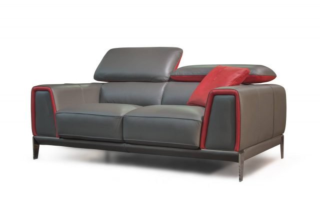 Mars di Tonino Lamborghini Casa by Formitalia Luxury Group è il nuovo divano interamente ricoperto con pellami di altissima qualità e reso originale dal contrasto tra il il cordolo sui braccioli anteriori e il colore del rivestimento. I poggiatesta reclinabili in modo indipendente garantiscono il massimo comfort. Misura L 170 x P 110 x H 71/98 cm. www.formitalia.it Mars di Tonino Lamborghini Casa by Formitalia Luxury Group è il nuovo divano interamente ricoperto con pellami di altissima qualità e reso originale dal contrasto tra il il cordolo sui braccioli anteriori e il colore del rivestimento. I poggiatesta reclinabili in modo indipendente garantiscono il massimo comfort. Misura L 170 x P 110 x H 71/98 cm. www.formitalia.it