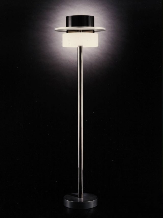 Ratrih di Venini è la lampada da terra disegnata da Ettore Sottsass nel 1994 e oggi riproposta in omaggio al grande designer. È realizzata in vetro soffiato artistico di Murano: nella parte alta trovano posto una serie di elementi geometrici luminosi, che creano contrasti cromatici. Il sostegno è in metallo che dà vita ad una scultura luminosa dal sapore orientale. www.venini.com Ratrih di Venini è la lampada da terra disegnata da Ettore Sottsass nel 1994 e oggi riproposta in omaggio al grande designer. È realizzata in vetro soffiato artistico di Murano: nella parte alta trovano posto una serie di elementi geometrici luminosi, che creano contrasti cromatici. Il sostegno è in metallo che dà vita ad una scultura luminosa dal sapore orientale. www.venini.com