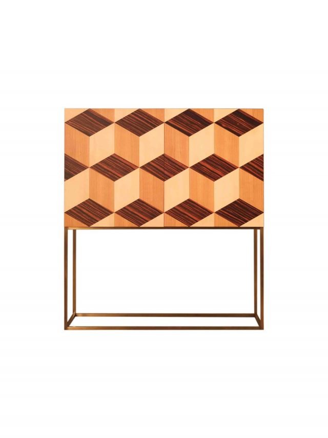 Veronese di Morelato è la nuova credenza interamente realizzata in legno di frassino. Le due ante frontali sono impreziosite da intarsi a cubi prospettici realizzati in ebano, acero e noce secondo la tradizione ebanista italiana; gli interni sono laccati bordeaux con ripiani in cristallo. La base di appoggio è in ottone e slancia la composizione. Misura L 200 x P 47 x H 98 cm. www.morelato.it Veronese di Morelato è la nuova credenza interamente realizzata in legno di frassino. Le due ante frontali sono impreziosite da intarsi a cubi prospettici realizzati in ebano, acero e noce secondo la tradizione ebanista italiana; gli interni sono laccati bordeaux con ripiani in cristallo. La base di appoggio è in ottone e slancia la composizione. Misura L 200 x P 47 x H 98 cm. www.morelato.it