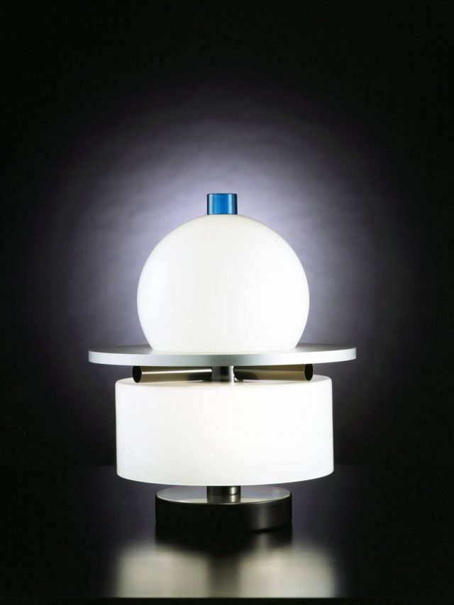 27. Kiritam di Venini è la nuova lampada da tavolo disegnata da Ettore Sottsass nel 1994 caratterizzata da elementi geometrici di estrema semplicità in vetro soffiato bianco intervallati da dettagli in metallo. www.venini.com 27. Kiritam di Venini è la nuova lampada da tavolo disegnata da Ettore Sottsass nel 1994 caratterizzata da elementi geometrici di estrema semplicità in vetro soffiato bianco intervallati da dettagli in metallo. www.venini.com
