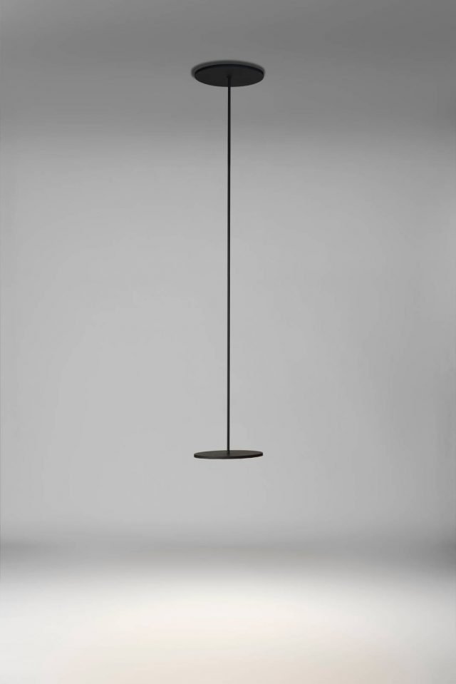 Aura di be.emanuelgargano è la lampada a sospensione leggera, con volumi molto contenuti, che ha il diffusore formato da due esili cerchi sospesi ad una lunghissima asta di sostegno: la luce sembra irrompere nell'oscurità e si diffonde delicatamente. É interamente realizzata in alluminio e è dotata di Led. www.beemanuelgargano.com Aura di be.emanuelgargano è la lampada a sospensione leggera, con volumi molto contenuti, che ha il diffusore formato da due esili cerchi sospesi ad una lunghissima asta di sostegno: la luce sembra irrompere nell'oscurità e si diffonde delicatamente. É interamente realizzata in alluminio e è dotata di Led. www.beemanuelgargano.com