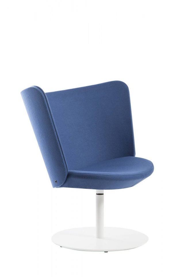 28. Embroidery Simple di Cappellini è la nuova poltroncina girevole con la base circolare realizzata in metallo disponibile nei colori bianco, sabbia e antracite. La scocca è in legno curvato e poliuretano espanso interamente rivestita con tessuto o pelle. www.cappellini.it 28. Embroidery Simple di Cappellini è la nuova poltroncina girevole con la base circolare realizzata in metallo disponibile nei colori bianco, sabbia e antracite. La scocca è in legno curvato e poliuretano espanso interamente rivestita con tessuto o pelle. www.cappellini.it