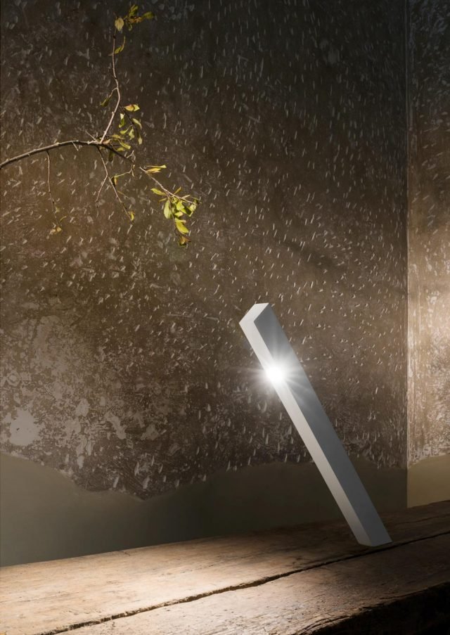 29. Cado di be.emanuelgargano è la lampada da tavolo con la struttura in carbonio che, nonostante l'inclinazione a 45°, non cade grazie ad attento percorso di ingegnerizzazione. L'illuminazione a Led sembra quasi sostenere la lampada stessa; è disponibile nelle varianti nero e bianco. www.beemanuelgargano.com 29. Cado di be.emanuelgargano è la lampada da tavolo con la struttura in carbonio che, nonostante l'inclinazione a 45°, non cade grazie ad attento percorso di ingegnerizzazione. L'illuminazione a Led sembra quasi sostenere la lampada stessa; è disponibile nelle varianti nero e bianco. www.beemanuelgargano.com